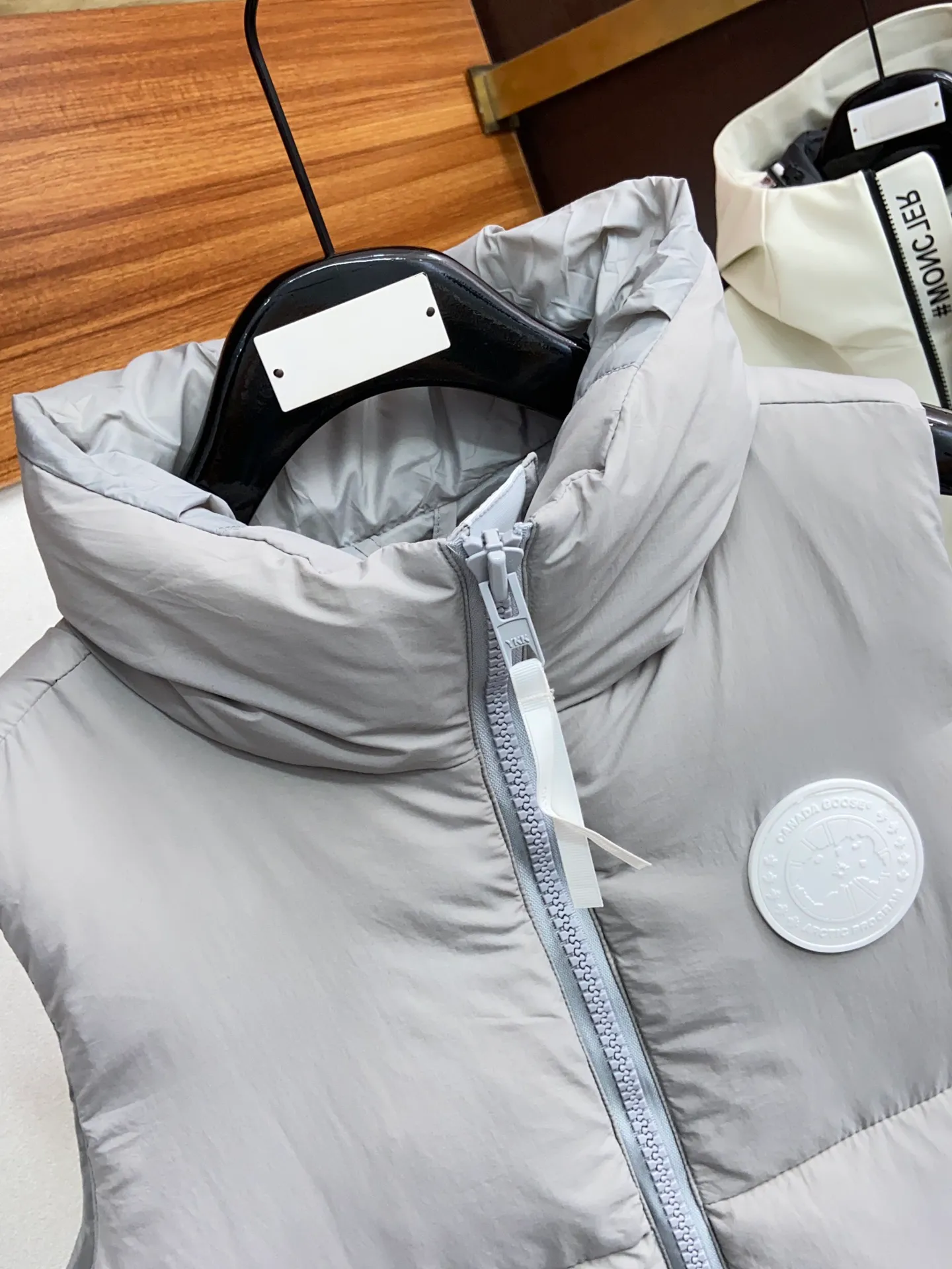P480 capsule vest original version #𝘾𝘼𝙉𝘼𝘿𝘼 𝙂𝙊𝙊𝙎𝙀/𝙅𝙪𝙣𝙘𝙩𝙞𝙤𝙣 TOP version restore ZP up to 98%‼ ️ CANADA GOOSE/Canada Goose Pastels Pastel Series Everett White Label Vest This versatile Everett vest is a lightweight layering item suitable for wearing in all seasons. It is trimmed in all white and equipped with D-rings for hanging gloves or other daily items when outside. It is ideal for travel and unpredictable weather conditions. The pocket openings and cuff edges are reinforced with CORDURA fabric for durability. The reflective stripes on the back of the collar improve visibility in dim environments, making it the first choice for travel. Size: XS S M L XL XXL Color: Black Melt Water Blue Soft Pink Moonlight Lime